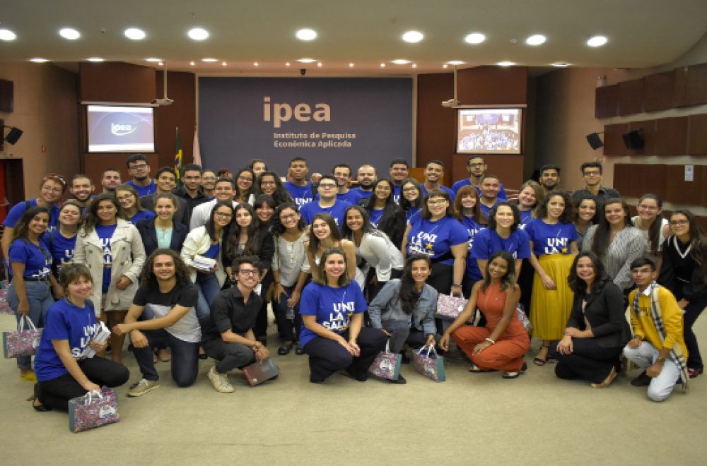 Foto: Hélio Montferre/IPEA.


Alunos do curso de direito da Uniplan Rio e da Universidade Católica de Brasília visitaram o Ipea em Brasília e participaram de uma roda de debate com o Coordenador-Geral de Pesquisas em Relações Econômicas e Políticas Internacionais, José Eduasdo Brandão e com o Coordenador da Dinte/Ipea, João Brigido, na tarde desta sexta feira (24).